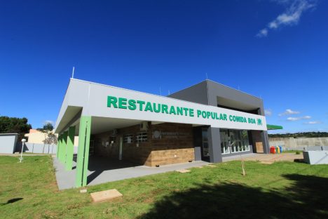 Hoje tem espaguete com calabresa no Restaurante Popular; confira o cardápio