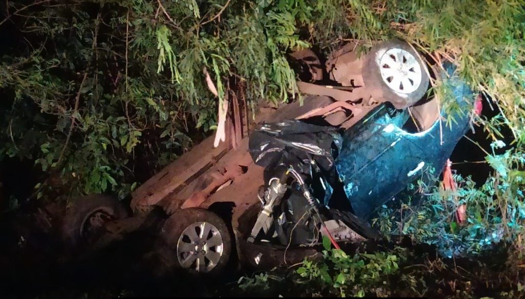 Mulher morre após capotar carro no Contorno Norte de Apucarana Mulher morre após capotar carro no Contorno Norte de Apucarana