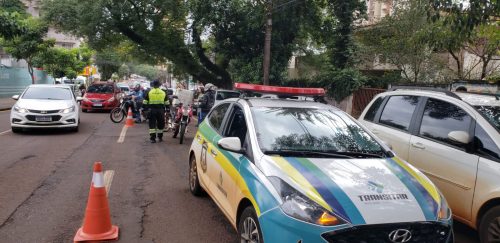 Após várias mortes de motociclistas em Cascavel, Transitar realiza ação educativa na Rua Paraná