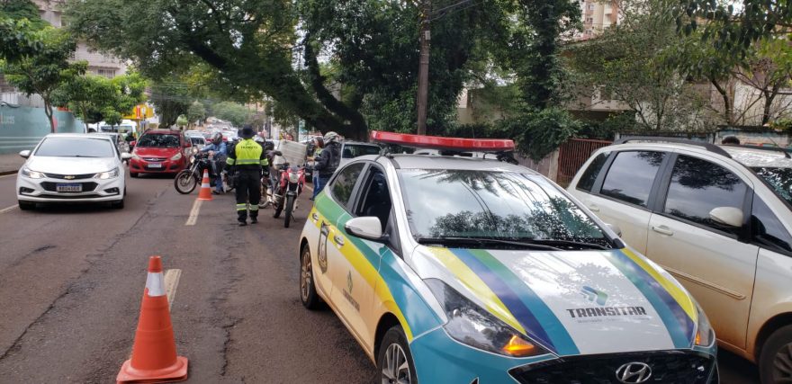 Após várias mortes de motociclistas em Cascavel, Transitar realiza ação educativa na Rua Paraná