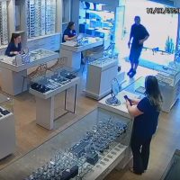 Imagem referente a Vídeo mostra ladrão entrando em relojoaria armado e rendendo funcionárias