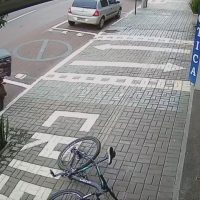 Imagem referente a Homem que realizou assalto em relojoaria chegou de bicicleta e roubou moto de entregador na saída