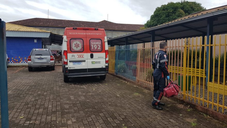 Menina de nove anos desmaia na Escola Municipal Robert Francis e é socorrida pelo Samu