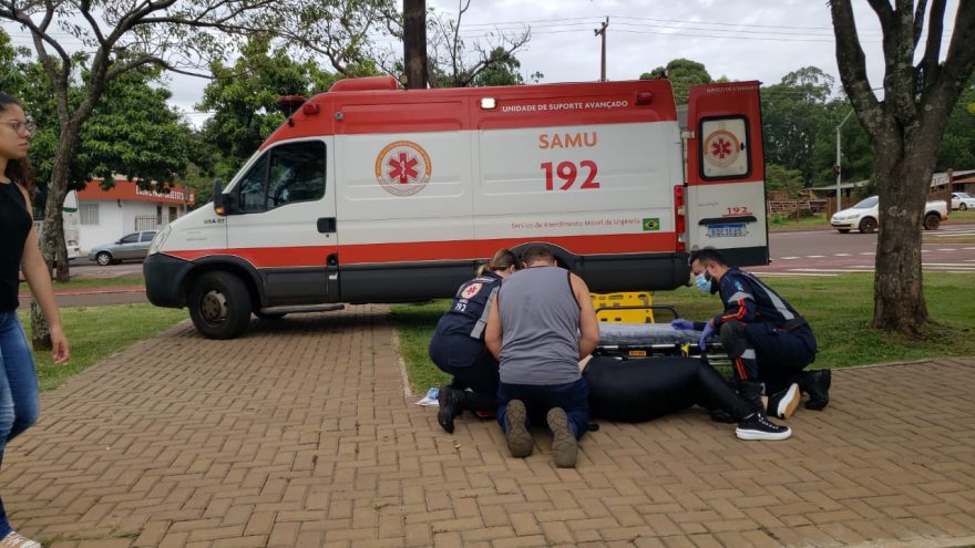 Mulher sofre queda em frente ao HUOP e é socorrida pelo Samu