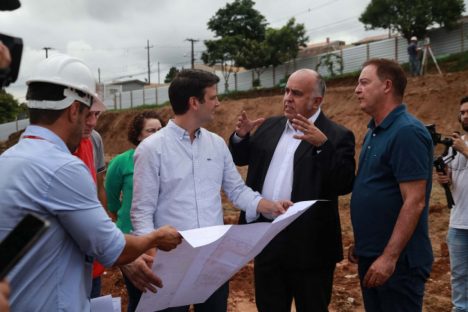 Secretários vistoriam obras do Hospital de Colombo, que poderá fazer 400 cirurgias/mês Imagem referente a Secretários vistoriam obras do Hospital de Colombo, que poderá fazer 400 cirurgias/mês