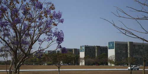 Imagem referente a Servidores federais fazem assembleias para discutir reajuste de 9%