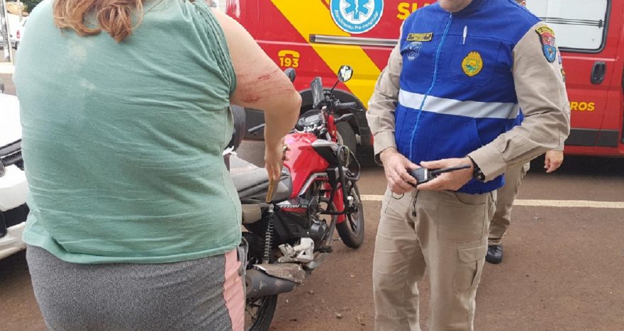 Mulher sofre queda de motocicleta e fica ferida