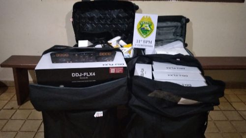 Mercadorias apreendidas em ônibus de linha são levadas à Receita Federal em Cascavel