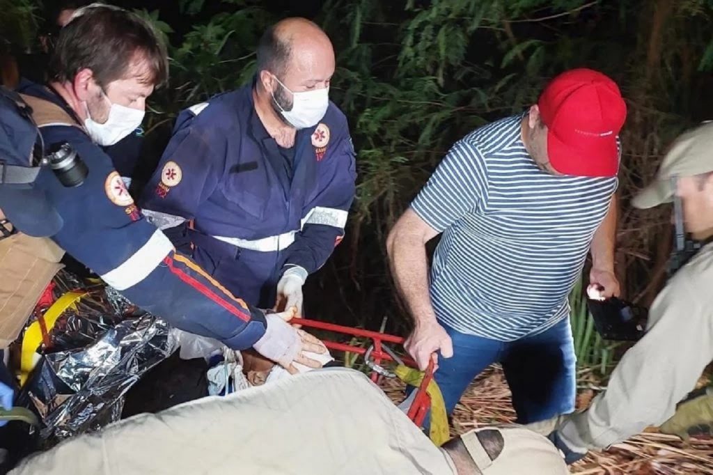 Rapaz é obrigado cavar cova e na sequência é baleado e esfaqueado em Sarandi Rapaz é obrigado cavar cova e na sequência é baleado e esfaqueado em Sarandi