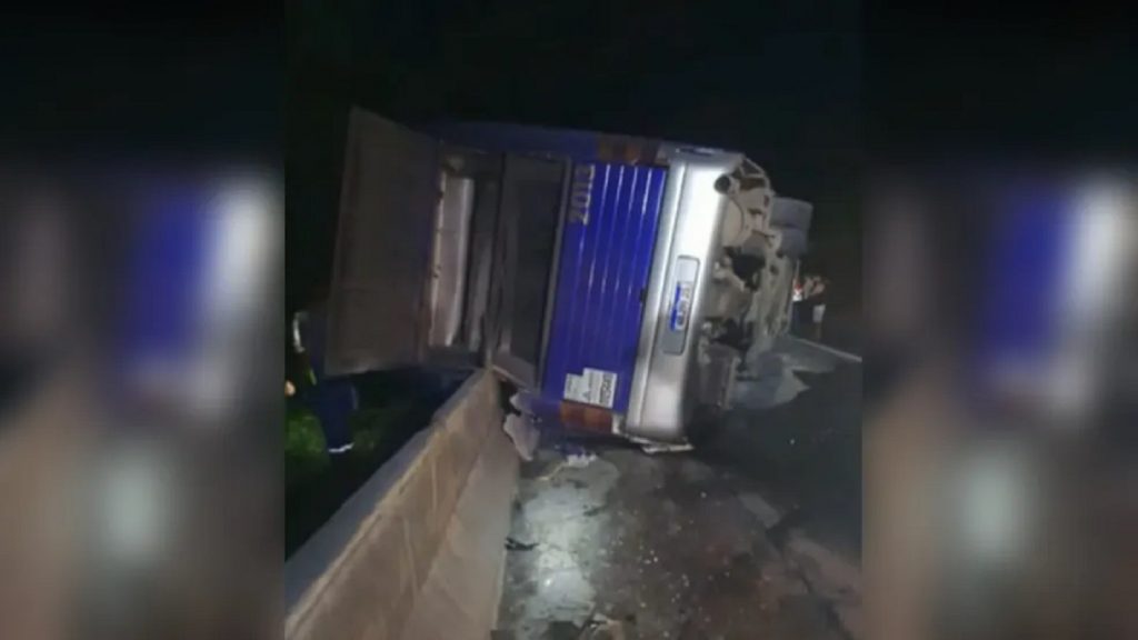 Acidente com ônibus de turismo que saiu do Paraná para Aparecida deixa 3 mortos Acidente com ônibus de turismo que saiu do Paraná para Aparecida deixa 3 mortos