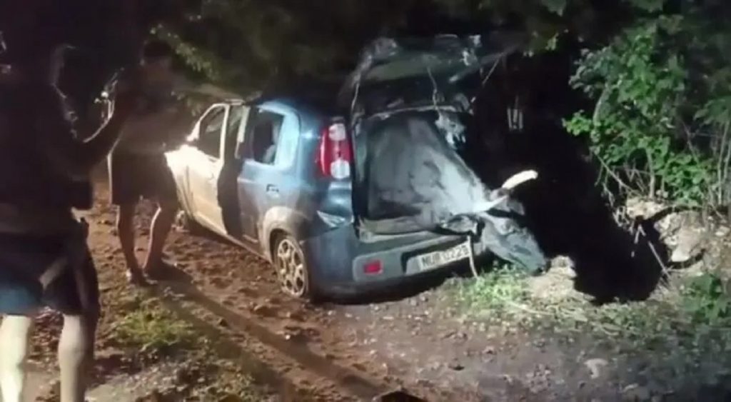 Carro é achado em área de mata com boi de grande porte no bagageiro Carro é achado em área de mata com boi de grande porte no bagageiro