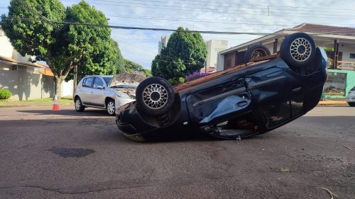 Clio capota após bater com Sandero na Rua Minas Gerais, no Centro