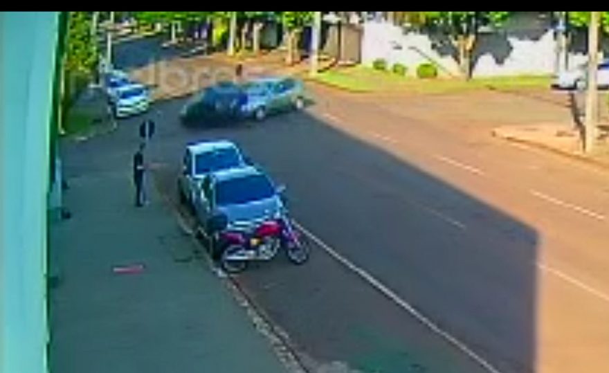 Vídeo mostra Clio avançando preferencial e capotando após colisão com Sandero no Centro