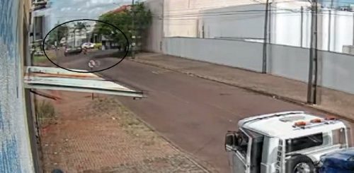 Câmera registra acidente entre Ka e Honda Biz no Pacaembu