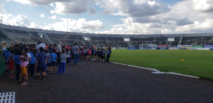 Crianças acompanham treino do FC Cascavel no Estádio Olímpico