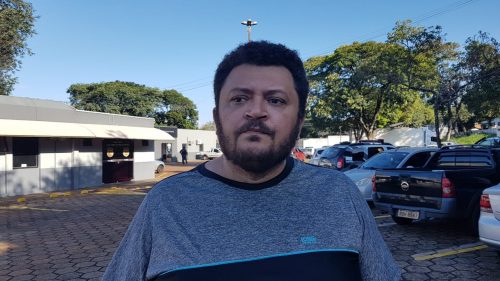 Cliente relata ter sido ameaçado com arma de fogo e desacatado por funcionário