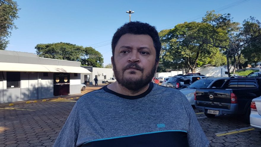 Cliente relata ter sido ameaçado com arma de fogo e desacatado por funcionário
