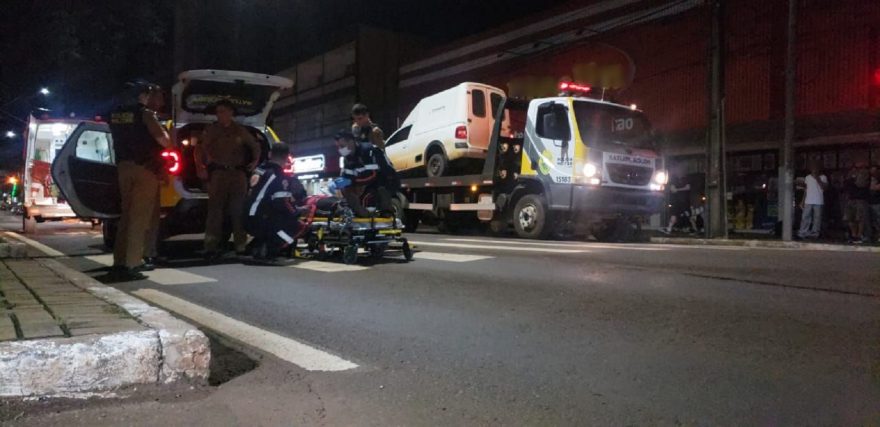 Com pneu furado, condutor em surto foge da PM pela Avenida Brasil e é atendido pelo Samu