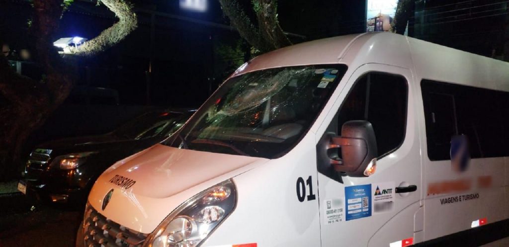 Após se envolver em confusão dentro de casa noturna, homem depreda van de MC Daniel Após se envolver em confusão dentro de casa noturna, homem depreda van de MC Daniel
