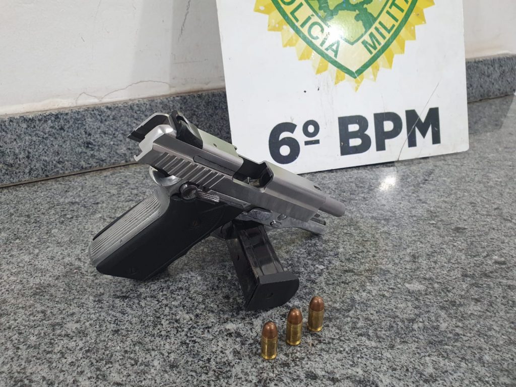 Jovem é detida por porte ilegal de arma de fogo no bairro Coqueiral Jovem é detida por porte ilegal de arma de fogo no bairro Coqueiral