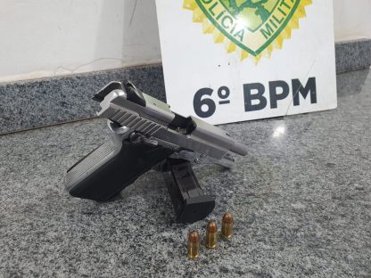 Jovem é detida por porte ilegal de arma de fogo no bairro Coqueiral