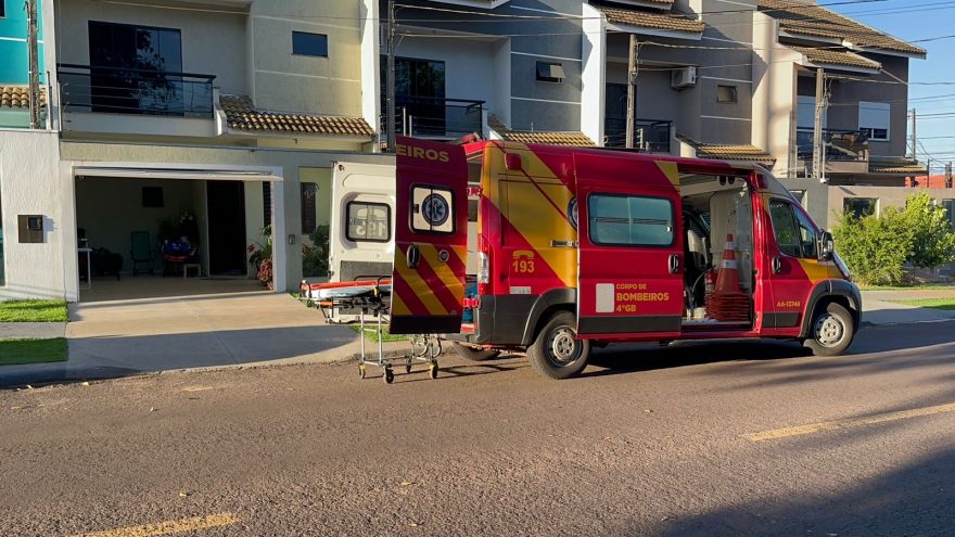 Idosa é atendida pelos socorristas do Siate após sofrer queda no bairro Coqueiral