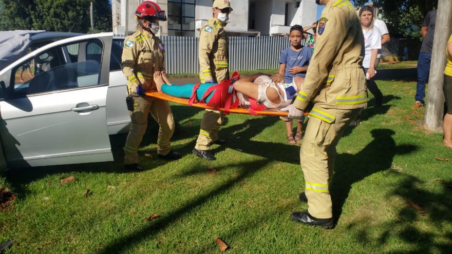 Fiat Siena e Van se envolvem em acidente na Rua Juruna