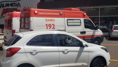 Imagem referente a Mulher desmaia com carro em movimento e PM precisa quebrar vidro para salvá-la