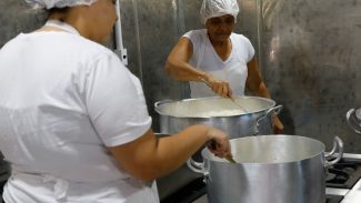 Iniciativa de entrega de marmitas é transformada em cozinha escola