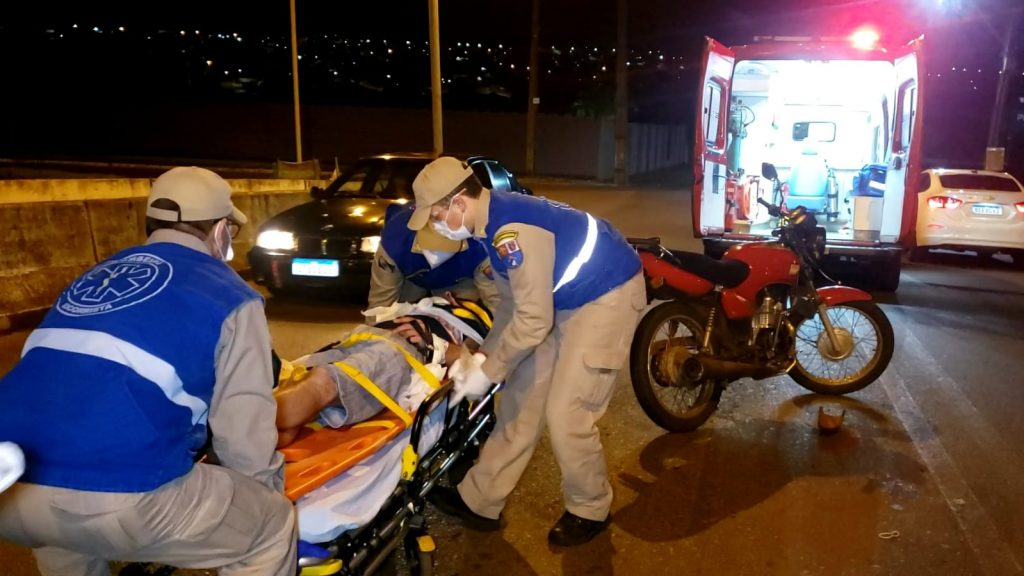 Motociclista fica ferido ao sofrer queda em cima do viaduto da Jacarezinho Motociclista fica ferido ao sofrer queda em cima do viaduto da Jacarezinho