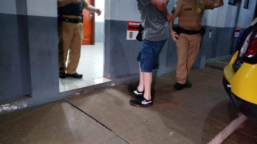 Homem é detido acusado de agredir mulher e causar danos em hotel
