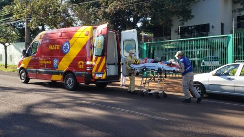 Mulher é socorrida após sofrer queda de plano elevado no Centro
