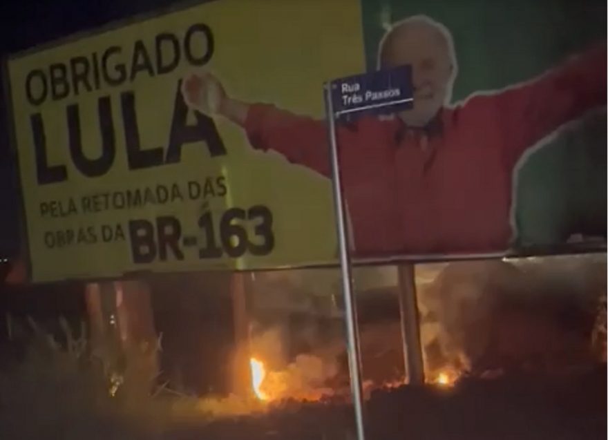 Outdoor com agradecimento a Lula é incendiado em Marechal Cândido Rondon; veja vídeo