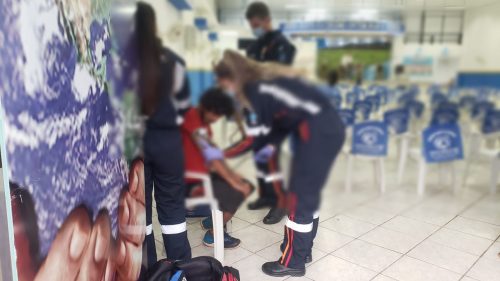 Morador de rua agredido pede ajuda em igreja no Centro