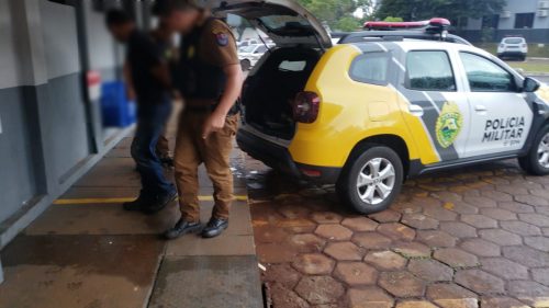 Homem é detido furtando peças de veículos no pátio da Polícia Civil na BR-277 em Cascavel