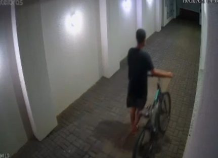 Câmeras de segurança registram homem furtando bicicleta em condomínio na Rua Manoel Ribas