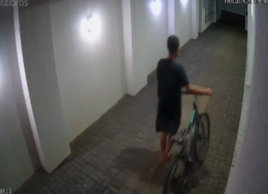 Câmeras de segurança registram homem furtando bicicleta em condomínio na Rua Manoel Ribas