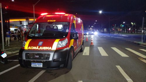 Motociclista fica ferida em acidente na Avenida Brasil