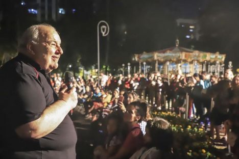 Moradores e turistas ocupam o Passeio Público para assistir a peça que conta a história de Curitiba Imagem referente a Moradores e turistas ocupam o Passeio Público para assistir a peça que conta a história de Curitiba