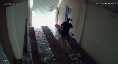 Câmera flagra furto de bicicleta Caloi no bairro Alto Alegre