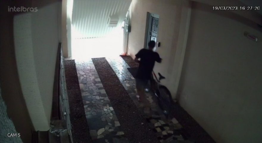 Câmera flagra furto de bicicleta Caloi no bairro Alto Alegre