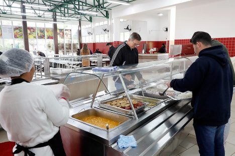 Idosos, estudantes de ensino fundamental e médio e crianças de 6 a 10 anos agora pagam apenas R$ 3 no Restaurante Popular