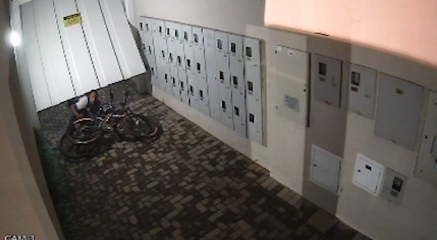 Câmera flagra ladrão furtando bicicletas no Centro