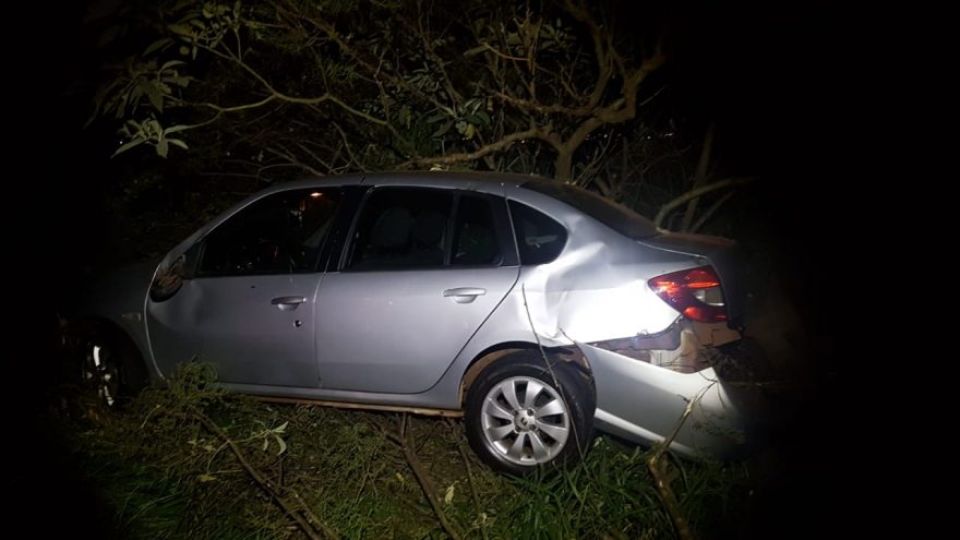 Motorista perde o controle do carro ao passar sobre pedaço de pneu no Contorno Oeste