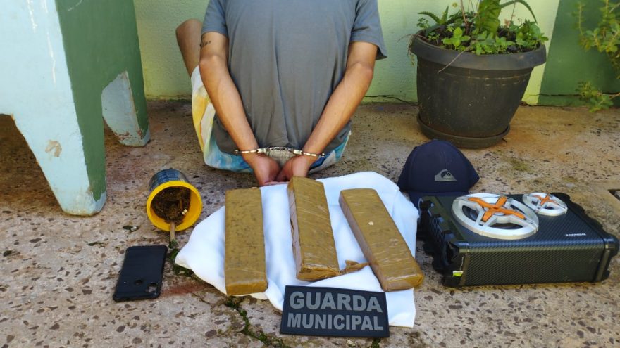 Homem é detido com objetos furtados e tabletes de maconha