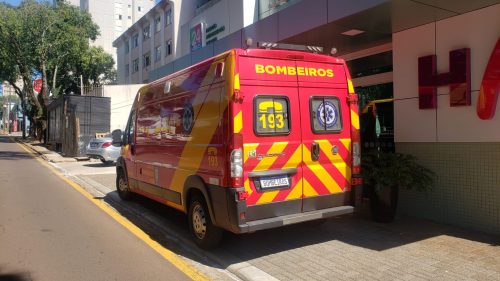 Jovem tem corte contuso no crânio após sofrer queda