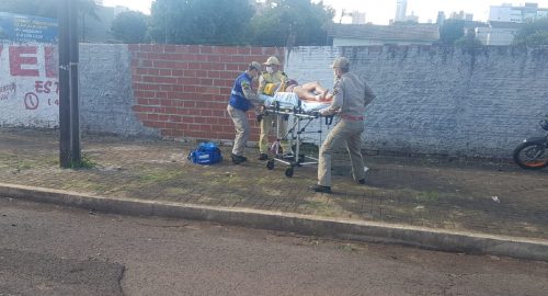 Casal tem ferimentos graves após colisão entre Sandero e moto no Parque São Paulo