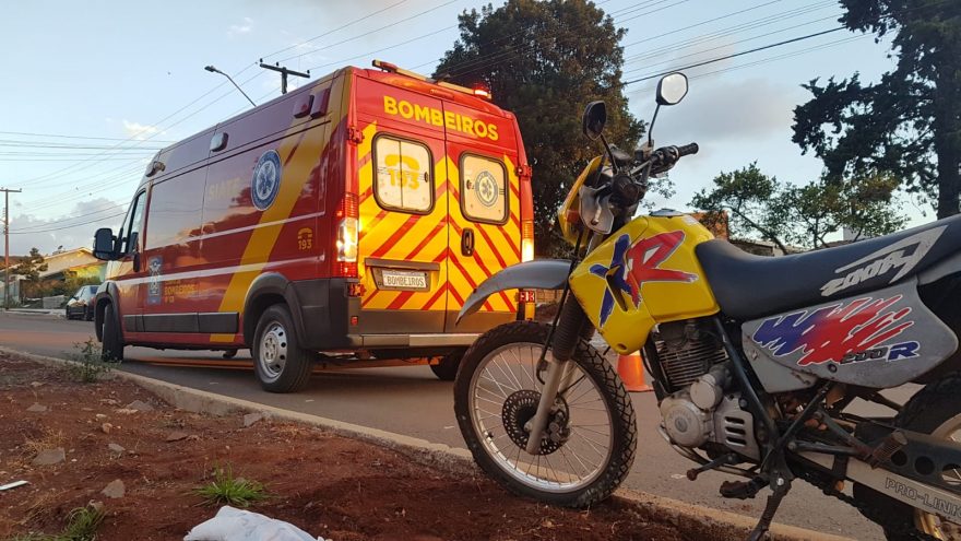 Motociclista fratura perna em queda de moto na Rua Olindo Periolo