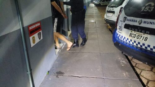 De meia e chinelo: homem é detido com mandado em aberto no Cascavel Velho