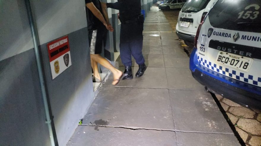 De meia e chinelo: homem é detido com mandado em aberto no Cascavel Velho